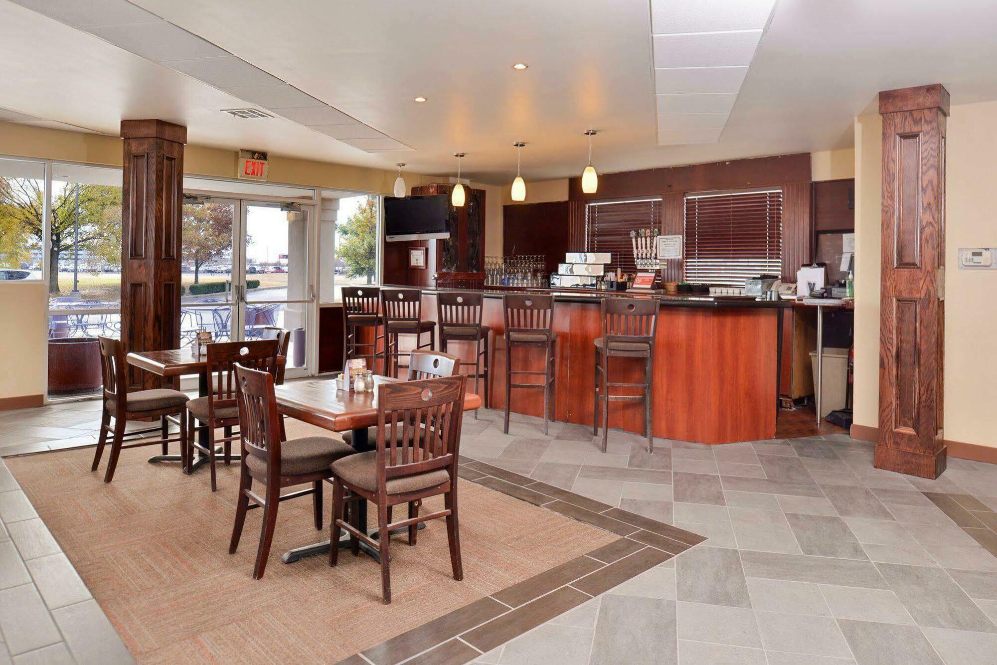 Quality Airport Hotel 3*